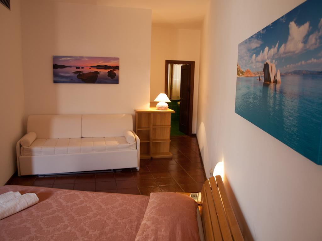 Hotel Garibaldi La Maddalena  Habitación foto