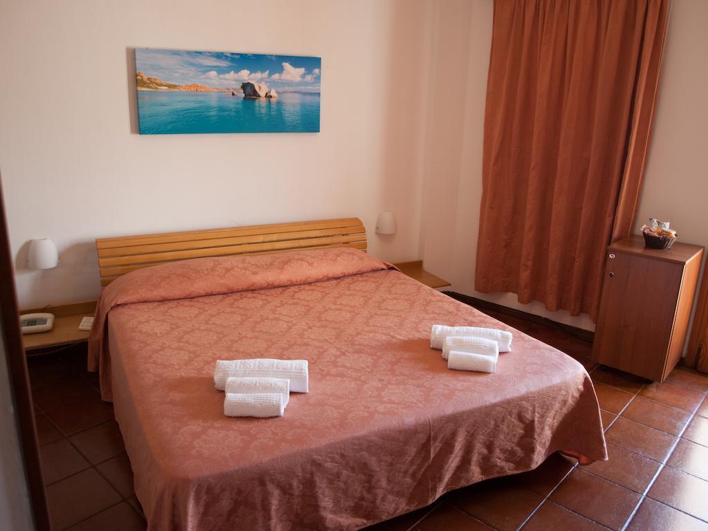 Hotel Garibaldi La Maddalena  Habitación foto