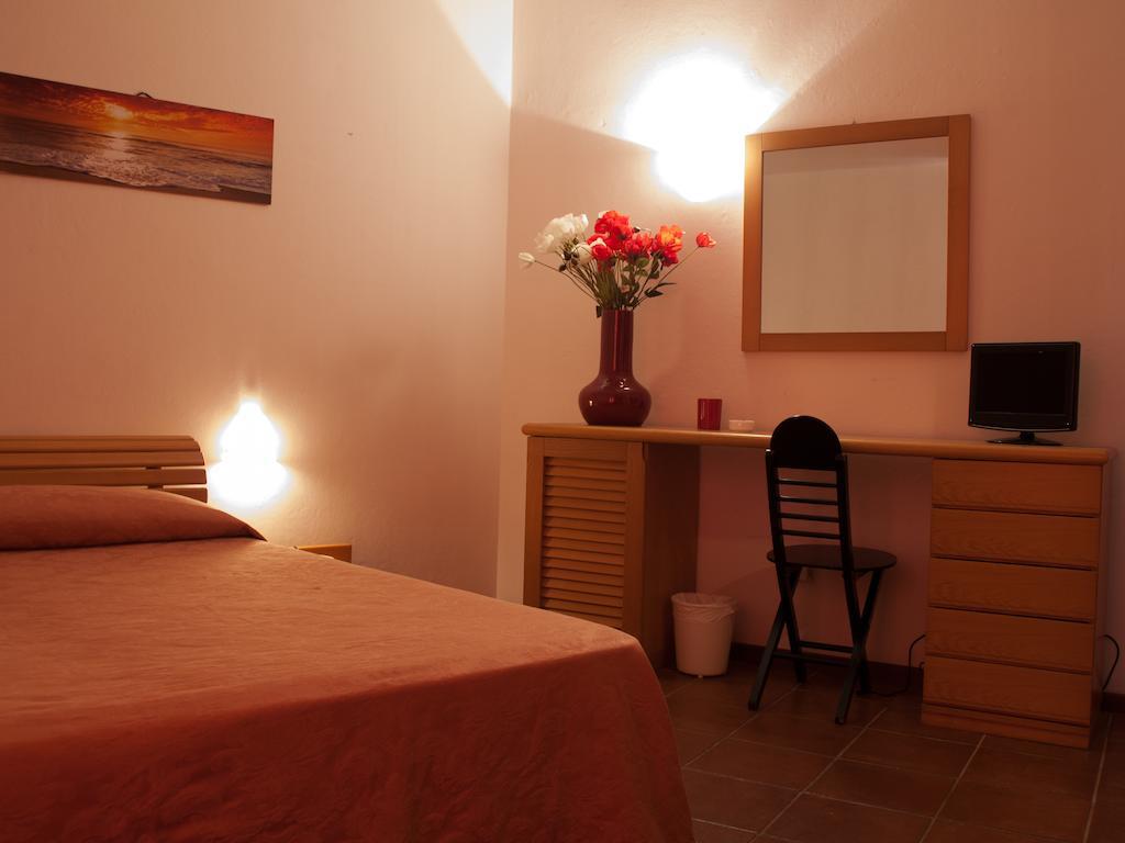 Hotel Garibaldi La Maddalena  Habitación foto